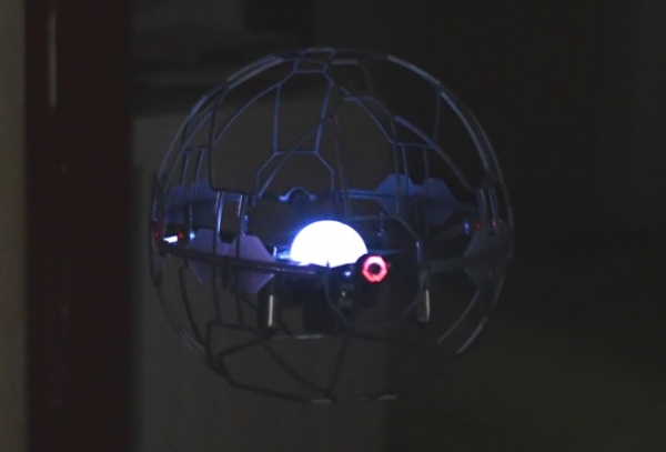 Supernova: dron jako inteligentní míč