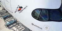 Inspekce dopravního letadla pomocí dronu