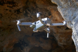 S dronem do řeckých jeskyň a propastí