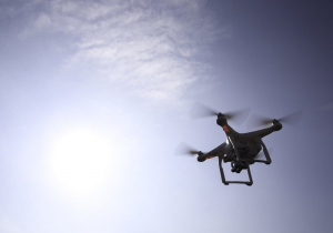 Pilot dronu odsouzen za pašování kontrabandu do britské věznice
