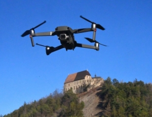 S dronem nad hrady a kostely