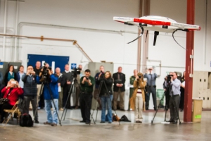 Počítačové vidění umožňuje dronům přesně létat v interiérech