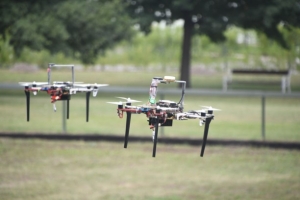 V Praze létaly kooperující skupiny robotických dronů